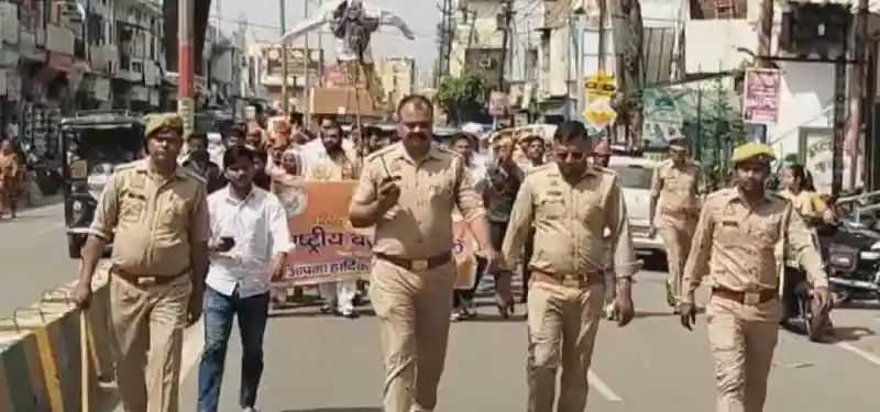 सीएम योगी की मां पर टिप्पणी से शामली में उबाल, बजरंग दल ने मौलाना का पुतला फूंका